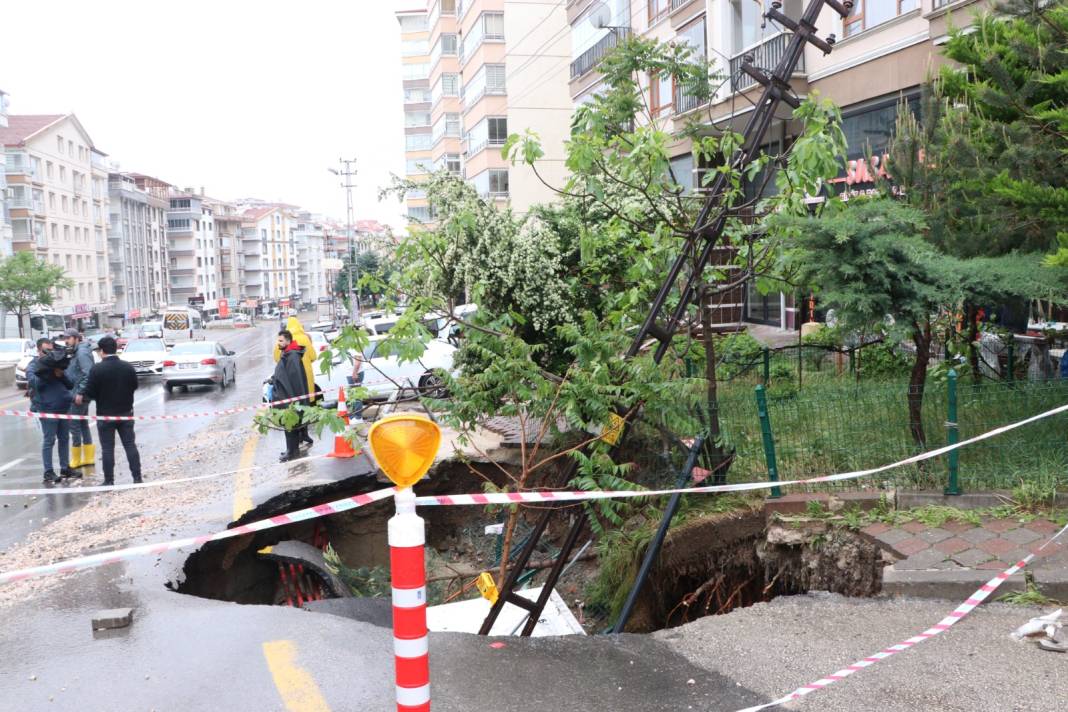 Sağanak sonrası Ankara’da yol çöktü 8